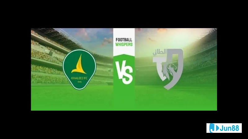 Các cầu thủ Al Taee và Al Khaleej đối đầu trên sân cỏ trong trận đấu quyết liệt