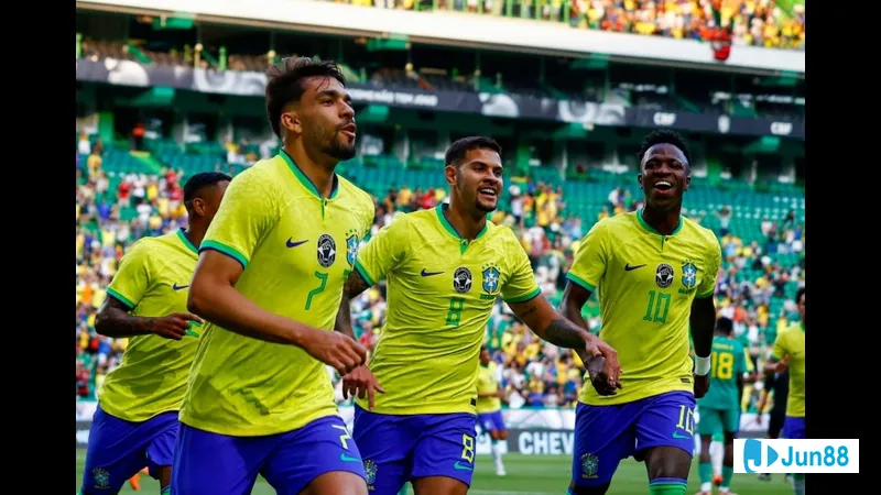 Hình ảnh hành động trong trận đấu giữa Albion và Porongos: Chủ