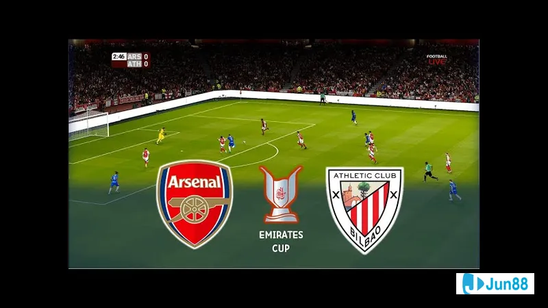 Các cầu thủ Athletic Bilbao và Arsenal đang cạnh tranh gay gắt trên sân cỏ