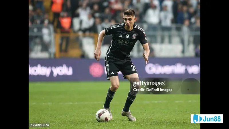Besiktas vs Basaksehir: Cầu thủ Besiktas đang chuẩn bị thực hiện pha sút bóng trong trận…