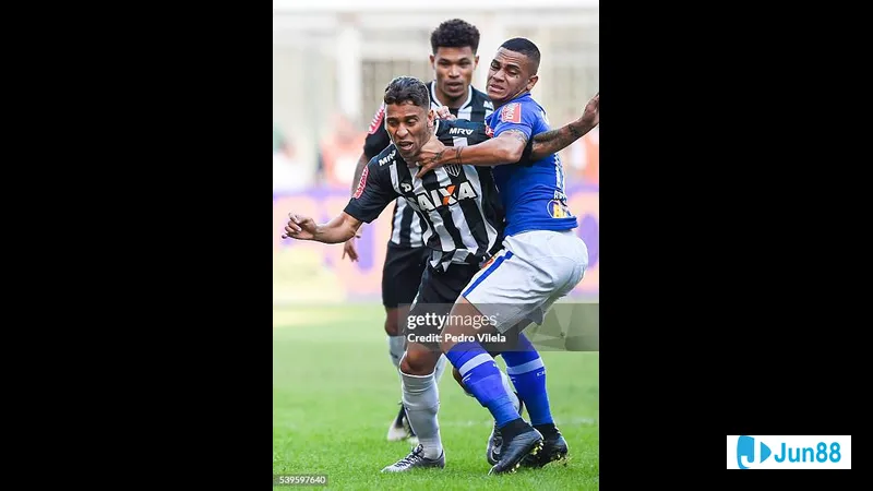 Hành động trong trận đấu giữa Cruzeiro và Atletico
