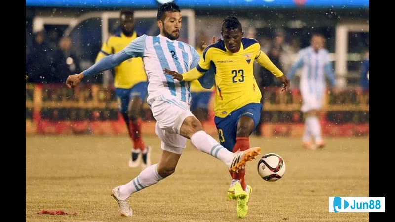 Hình ảnh hành động trong trận đấu giữa Ecuador và Argentina
