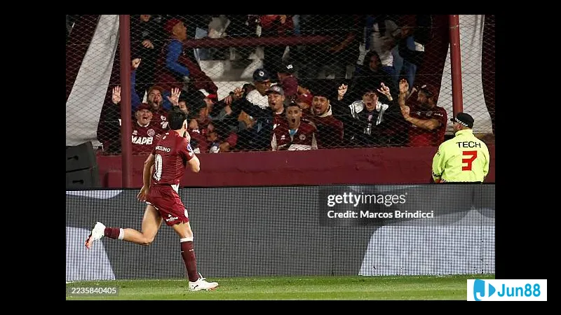 Các cầu thủ Fluminense và Lanus tranh chấp bóng trên sân cỏ