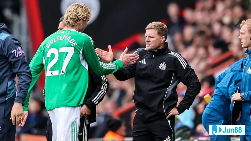 Cầu thủ Newcastle vượt qua hàng phòng ngự của Bradford City - "Newcastle" vs "Bradford