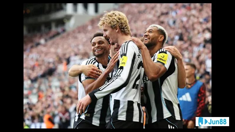 Cầu thủ Newcastle vượt qua hàng phòng ngự của Bradford City