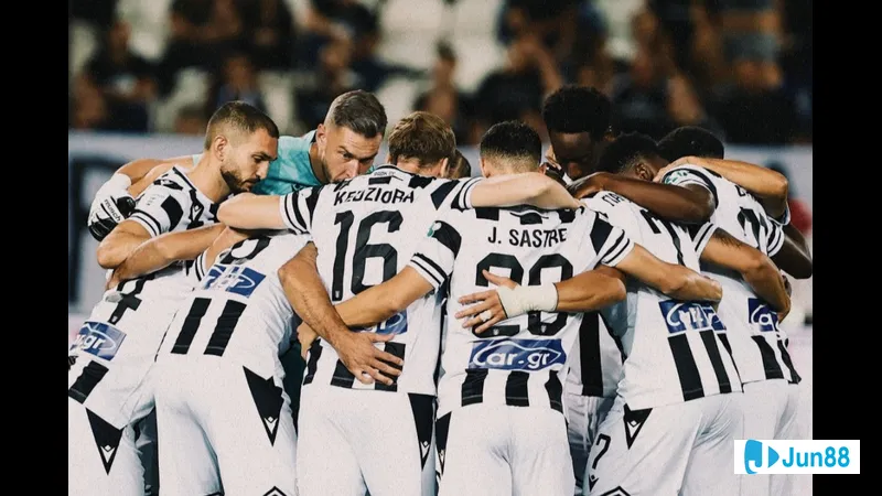 Các cầu thủ PAOK và Maccabi Tel Aviv tranh chấp quả bóng trên sân cỏ