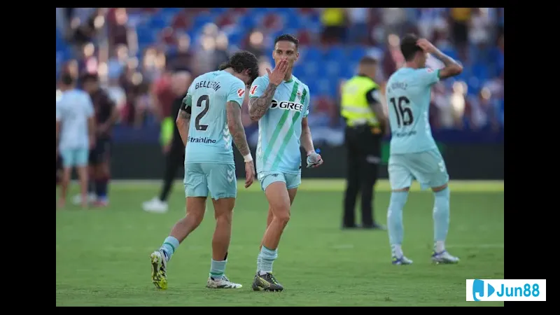 Cầu thủ Real Betis vượt qua hậu vệ Nottingham trong trận đấu