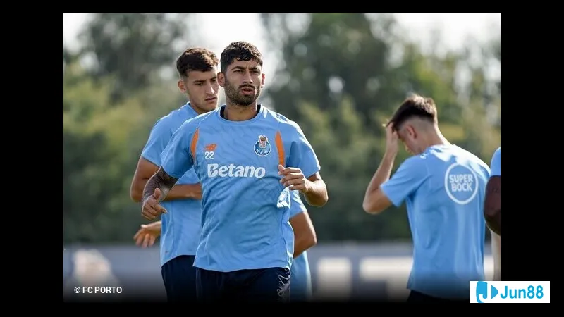Cầu thủ Salzburg tạo khoảng trống trước hàng phòng ngự của FC Porto