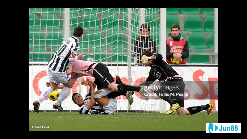 Hành động hotboy Udinese đối mặt với thủ môn Palermo